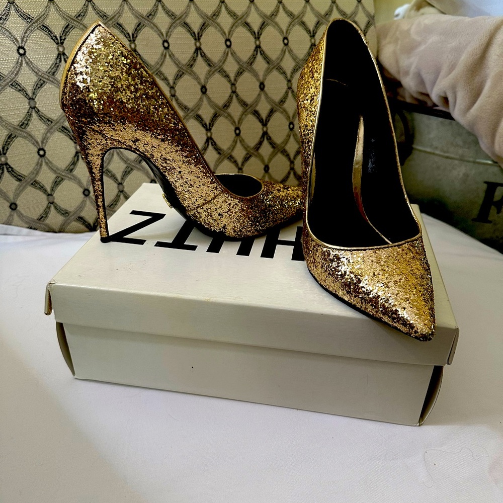 Schutz Gold Pumps